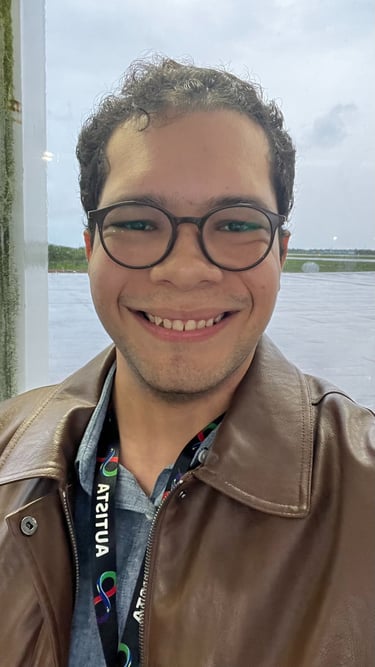 Palestrante autista Lucas Sampaio, sorrindo em foto durante embarque no aeroporto de Maceió (AL).