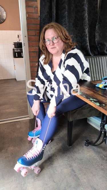 UGC voorbeeld foto kleding Synna waarbij ze rolschaatsen aantrekt onder een legging