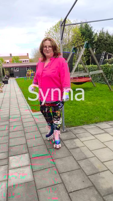 UGC voorbeeld kleding in gebruik Synna legging en rolschaatsen in de tuin