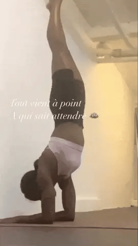 gif femme dos au mur