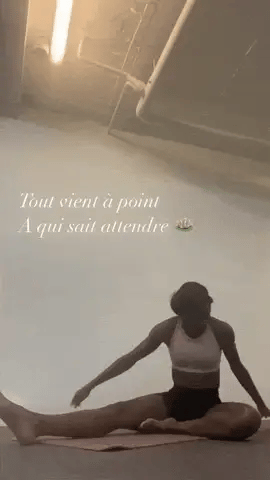 femme fait du yoga
