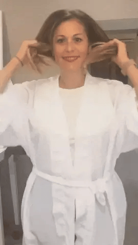 gif. femme en pyjama se coiffe
