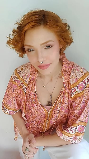 Sabrina Tibursky com um olhar compreensivo e mãos próximas sobre a coxa