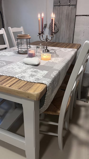 Table relookée avec plateau entièrement poncé et pieds repeints en gris