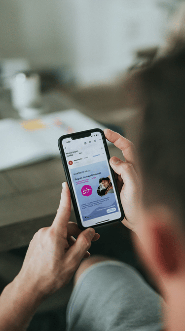 Un chico sujetando un móvil en la mano