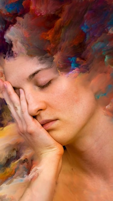 Muher segurando o próprio rosto sobre um fundo abstrato.