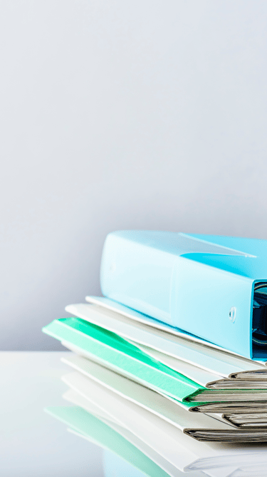 une pile de livres sur laquelle se trouve un livre bleu