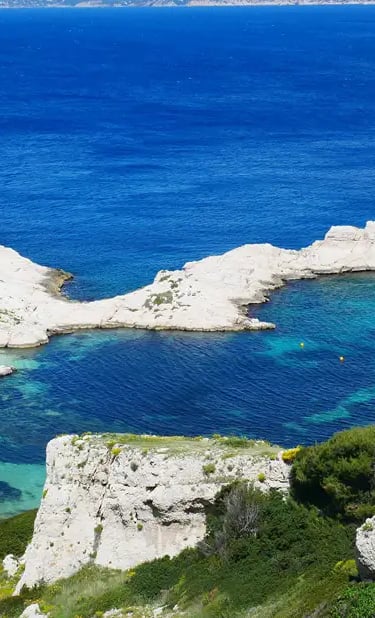 vue de haut des calanques près de Marseilles en PACA