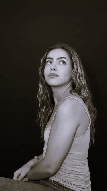 Portrait studio noir et blanc sur fond noir