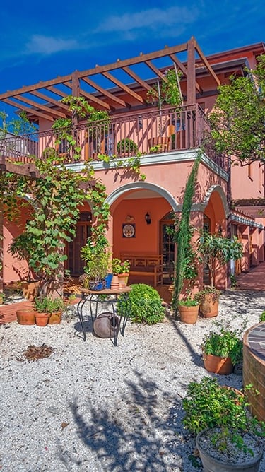casa siciliana com pintura terracota arcos e plantas