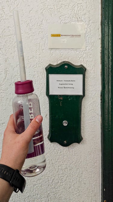 Mit Blubberschlauch und Spielfreude beim Hörbuch Tonstudio Berlin zur Existence Hörspielaufnahme