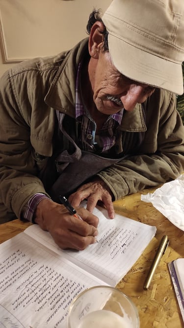Jairo Carrasquilla Tobón poeta y escritor colombianos escribiendo uno de sus libros ineditos.