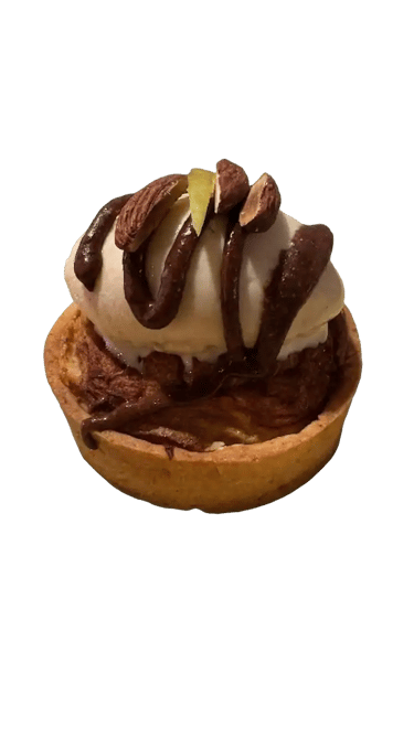 POMMES CUITES À LA CANNELLE, CRÈME D'AMANDES, GLACE AU CARAMEL SALÉ ET PRALINÉ AUX AMANDES ET AUX NOISETTES