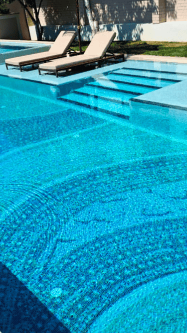 Edle Glasmosaikfliesen für Pools – beständig gegen Chlor und einfach zu reinigen.