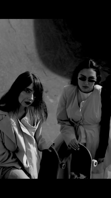 Look vidéo et photo noir et blanc prononcé.