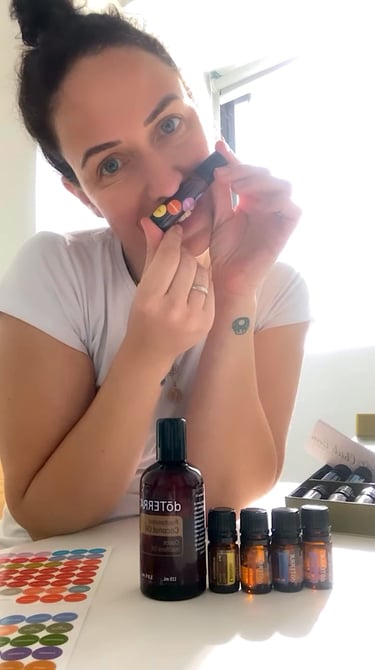 mulher com blend de óleo essencial na mão