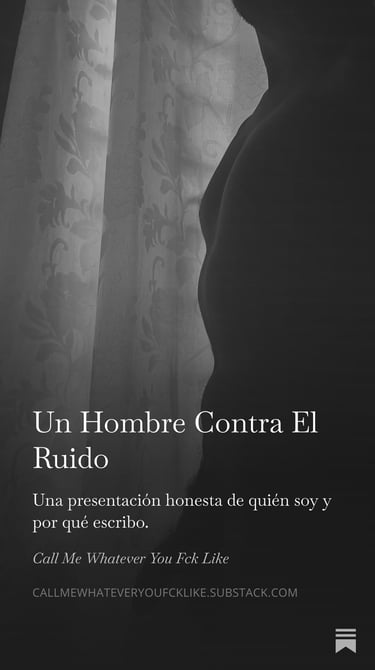 Hombre frente a una ventana en fotografía en blanco y negro.