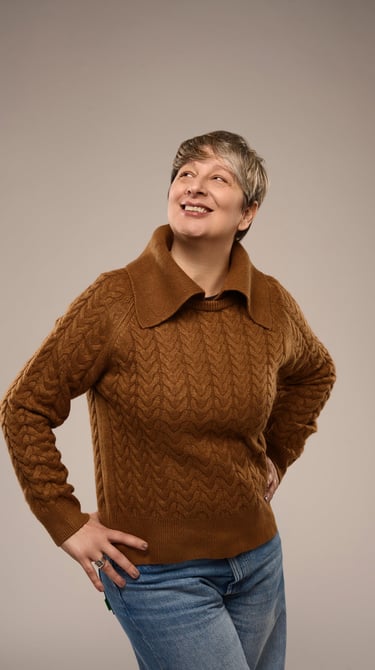 Tania con una sonrisa radiante, transmitiendo alegría y visibilidad gay.