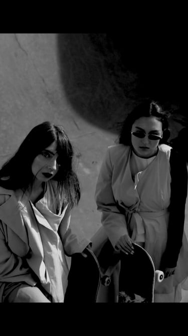 Look vidéo et photo noir et blanc prononcé.