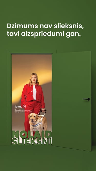 Sieviete ar suni pavadoni atvērtās durvīs. Teksts: Dzimums nav slieksnis, tavi aizspriedumi gan.