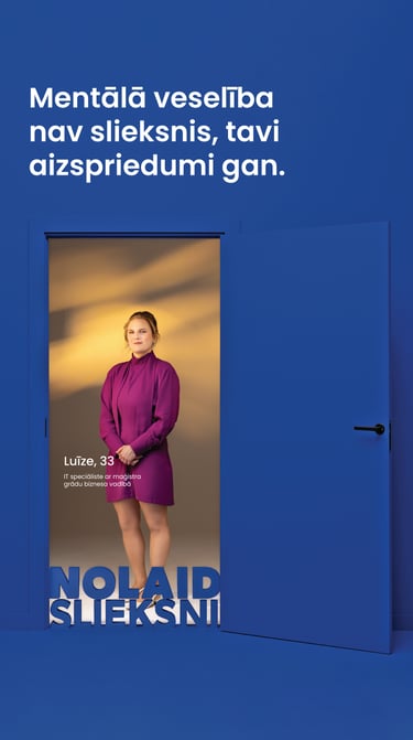 Jauna sieviete stāv atvērtās durvīs. Teksts: Mentālā veselība nav slieksnis, tavi aizspriedumi gan.