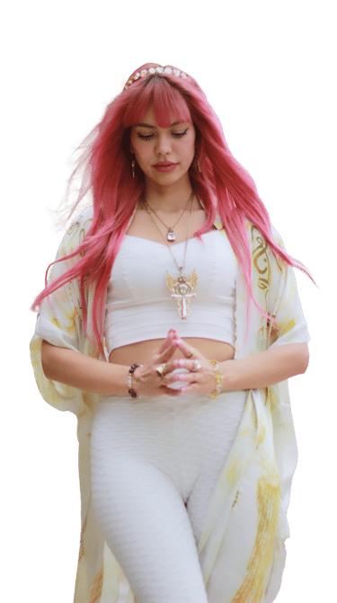 mujer en pose espirutual co joyeria energetica