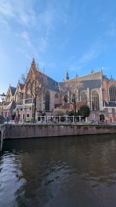 Vecchia Chiesa Amsterdam passeggiata Storia OUde Kerk Quartiere a Luci rosse