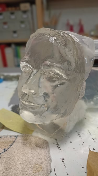 Visage de la sculpture Narcisse réalisée en résine cristal par Lode artiste sculpteur