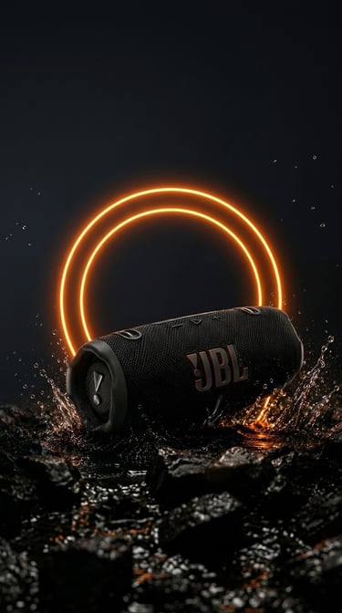 Enceinte étanche JBL Charge 6 noire au milieu d'éclaboussures d'eau halo orange