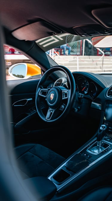 voiture de course sur circuit, photo professionnelle illustrant la vitesse, automobile