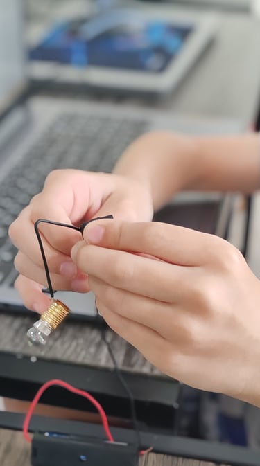 Alumno armando un circuito y aprendiendo electrónica práctica.
