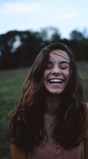 Dentalni turizam Srbija - devojka sa prelepim osmehom ispred ordinacije dr Đorđe Pavlović