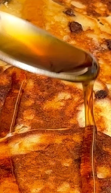 Servi i pancake caldi con i tuoi topping preferiti