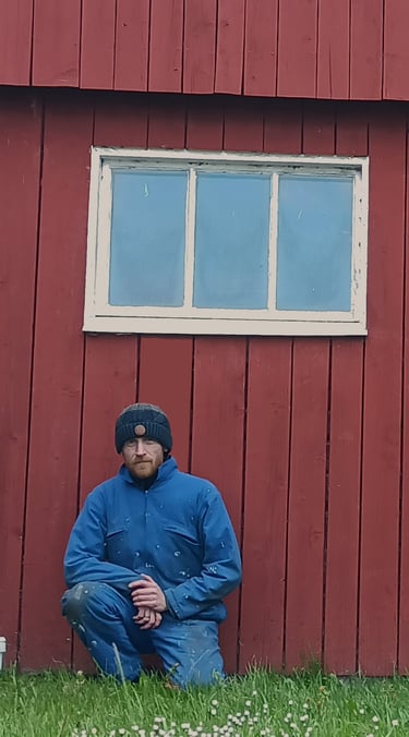 Un peintre applique de la peinture suédoise prête en deux minutes, avec un résultat professionnel