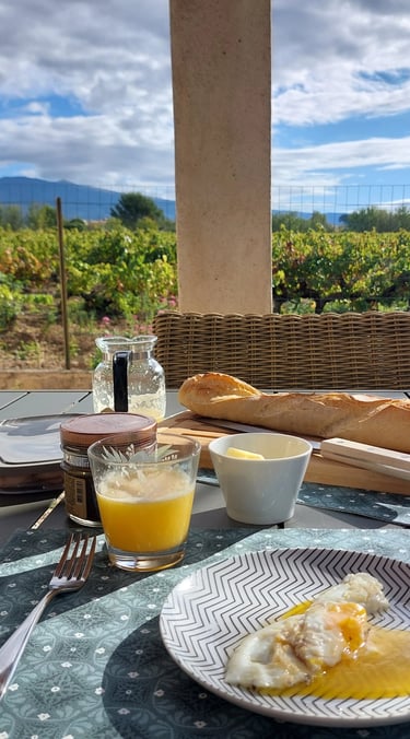 Vue imprenable pour prendre un copieux petit-déjeuner