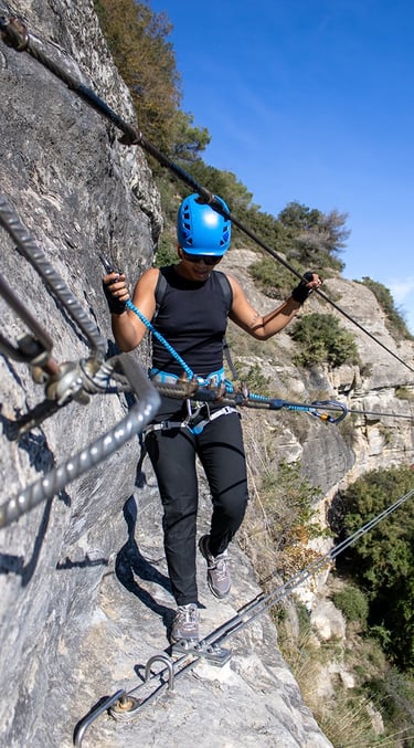 Noia a una via ferrada