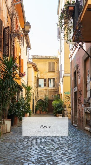 Rue typique à Rome avec architecture italienne et lumière chaude, ambiance voyage et carnet de route