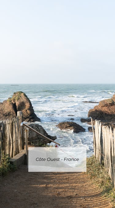 Côte ouest de la France avec océan et rochers, paysage naturel en bord de mer avec lumière douce