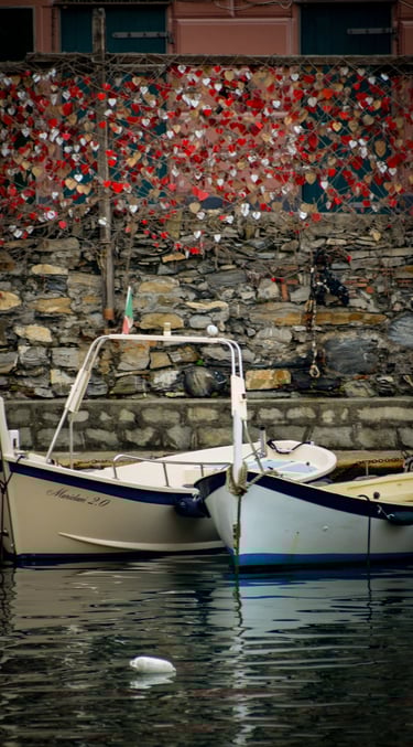 due barche nel porto di camogli