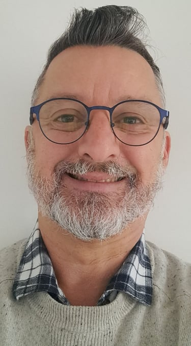 a man with glasses and a beard and a beard,Cyrus Energéticien