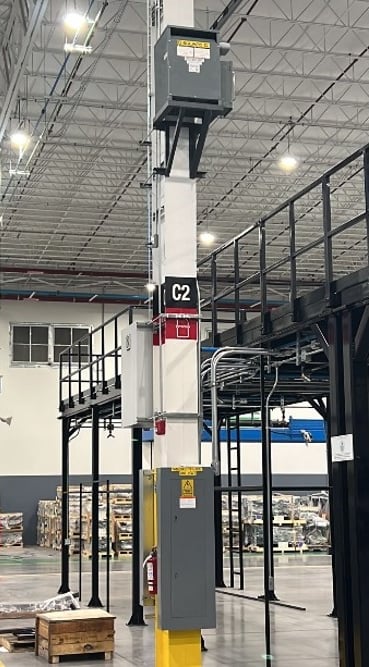 tablero electrico y transformador sujetados en columna metálica con soporte hecho a la medida.