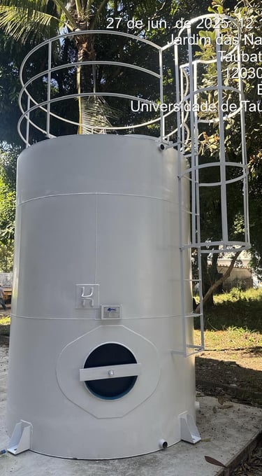 "Reservatório metálico cilíndrico com escada de acesso e estrutura de suporte