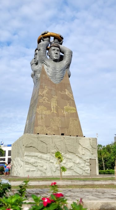 O monumento representa as raízes e os povos indígenas, negros, caboclos e ribeirinhos