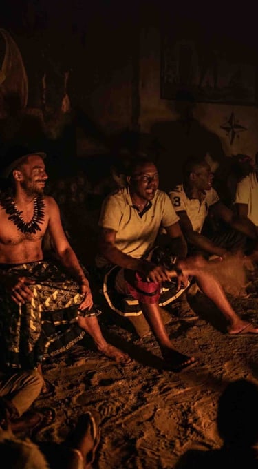 Veillée culturelle Bwiti autour du feu à MIKOUMOU VILLAGE. 