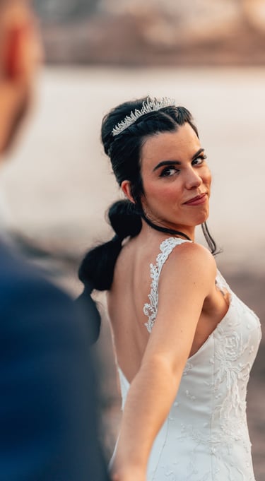 fotografía de boda en granada de una novia en la playa durante un elopement en la naturaleza
