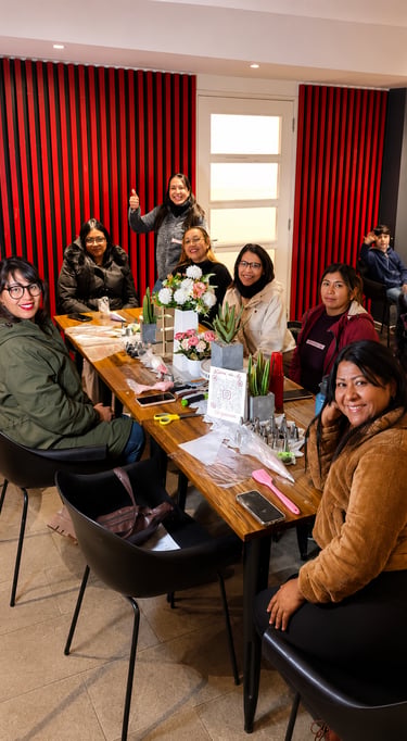 Mujeres de diversos orígenes participan en un taller creativo y una clase de reposteria