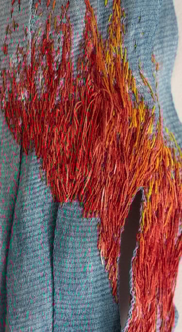 karine-nguyen-van-tham-Dans mon ciel, brule un feu eternel, broderies de lin sur ruban tissé, indigo