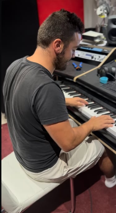 sidoine enregistre du piano pour le nouvel EP de watchers band