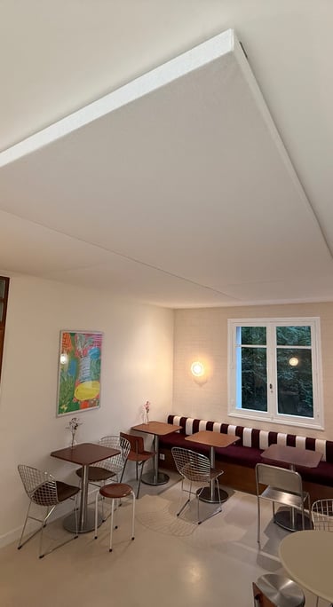 Intérieur de café moderne avec un grand panneau de plafond acoustique blanc et des meubles vintage