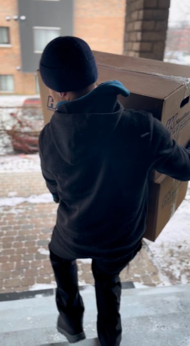  Emballage soigné de vos biens avec des boîtes spécialisées, garantissant un transport sécurisé